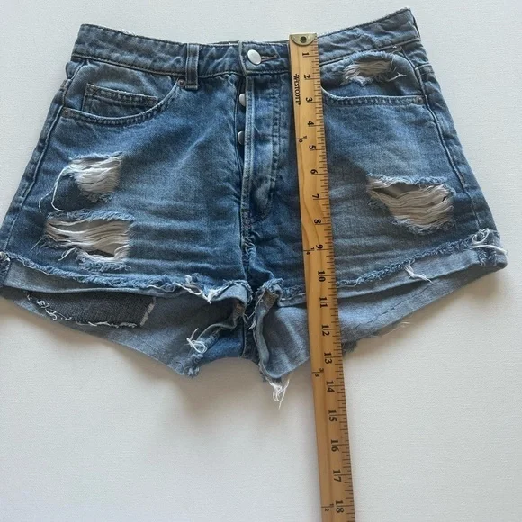 EUC H&M Vintage High Rise Denim Distressed Jean Shorts size 6 🔥🔥 (R) - Picture 2 of 7